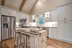 House (1 Bedroom) | Interior - Hootenanny at Horton Creek: Creekside Escape! (Helen)