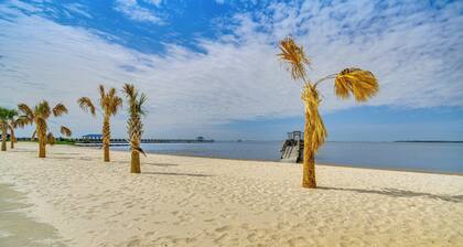 Mid-century Dream Home < Half-mile to Beach!