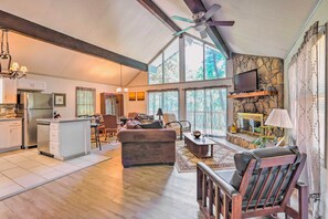 Interior - Beautiful Home With Mountain-view Deck + Smart TV (Pine Mountain)