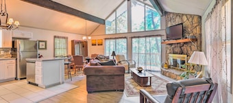 Beautiful Home With Mountain-view Deck + Smart TV