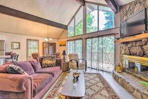Interior - Beautiful Home With Mountain-view Deck + Smart TV (Pine Mountain)