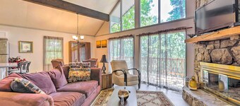 Beautiful Home With Mountain-view Deck + Smart TV