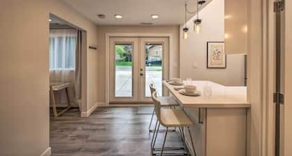 Sleek Modern Home w/ Patio, 8 Mi to Dtwn Seattle!