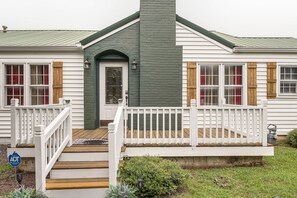 Exterior - Home in Temple w/ Screened Porch + Gas Fireplace! (Temple)