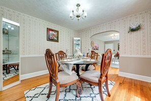 House (3 Bedrooms) | In-room dining - Home in Temple w/ Screened Porch + Gas Fireplace! (Temple)