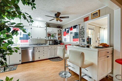 Home in Temple w/ Screened Porch + Gas Fireplace!
