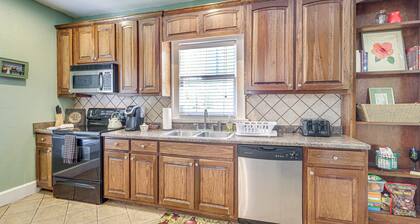Main Street Home: 1 Mile to Callaway Gardens