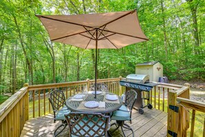 Outdoor dining - Cozy Georgia Vacation Rental w/ Spacious Yard (Young Harris)
