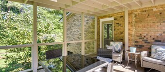 Charming Duplex: 12 Mi to UGA & Sanford Stadium!