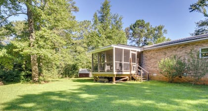 Charming Duplex: 12 Mi to UGA & Sanford Stadium!