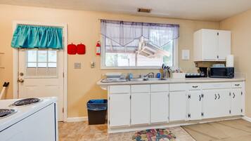 House (2 Bedrooms) | Private kitchen | Microwave, oven, stovetop, cookware/dishes/utensils