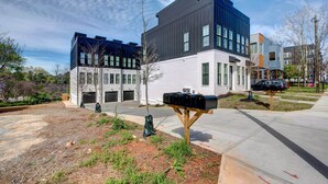 A modern building with a flat roof, large windows, and a mailbox on a stand. - Modern Atlanta Townhome Rental ~ 2 Mi to Downtown! (Atlanta)