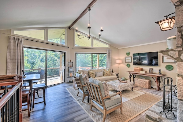 House (4 Bedrooms) | Interior - Stunning Dillard Home w/ Yard in Sky Valley! (Dillard)