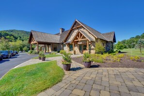 House (4 Bedrooms) | Interior - Stunning Dillard Home w/ Yard in Sky Valley! (Dillard)