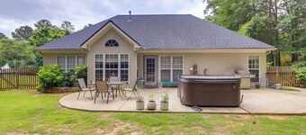 Fayetteville Retreat w/ Hot Tub & Fenced Yard