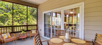 Kingwood Resort Condo w/ Golf Course Views!