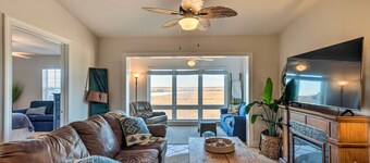 3rd-floor Riverfront Condo: Walk to Downtown Eats!