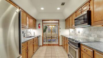 Microwave, oven, kompor, dan mesin pencuci piring