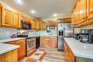 House (4 Bedrooms) | Interior - Hiawassee Cabin < 10 Mi to Lake Chatuge! (Hiawassee)