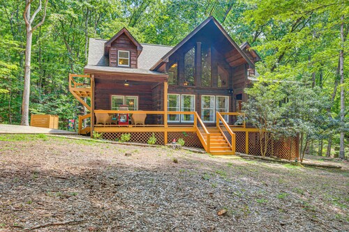 North Georgia Cabin w/ Hot Tub & Community Perks!