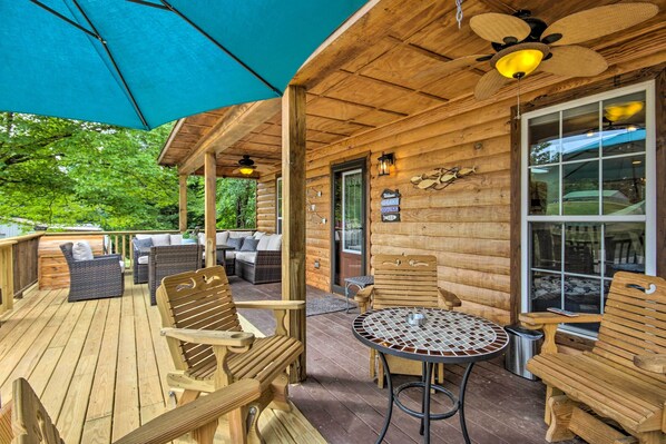 Outdoor dining - Quiet Tignall Getaway Near Lake w/ Boat Dock (Tignall)