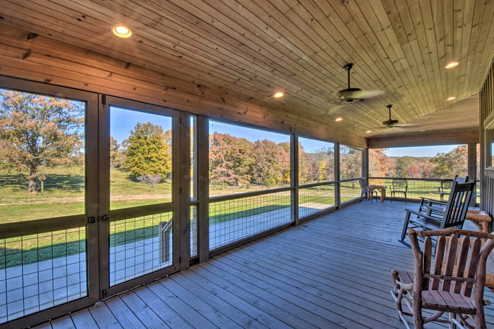 Clarkesville Ranch Cabin w/ Screened-in Porch! - Lakemont, GA