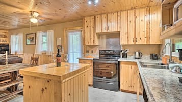 House (3 Bedrooms) | Interior