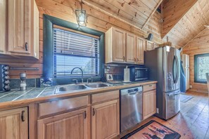 Private kitchen - 16 Mi to Ski Apache: Ruidoso Cabin Rental (Ruidoso)