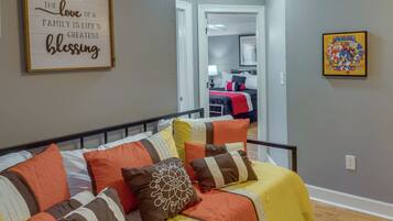 House (5 Bedrooms) | Interior