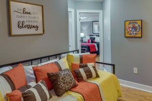 House (5 Bedrooms) | Interior