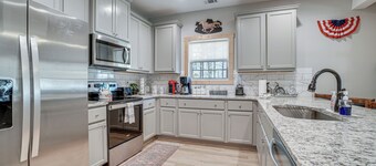 Hot Tub & EV Charger: Helen Getaway w/ Views!