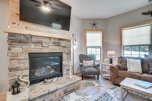 Apartment (3 Bedrooms) | Interior - Luxury Helen Retreat Hot Tub & Game Room (Helen)