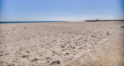 Hampton Home w/ Grill < 1 Mi to Beach!