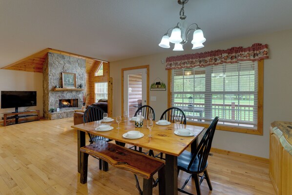 Interior - Hiawassee Riverfront Cabin: 7 Mi to Lake Chatuge! (Hiawassee)