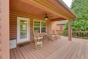 Interior - Hiawassee Riverfront Cabin: 7 Mi to Lake Chatuge! (Hiawassee)