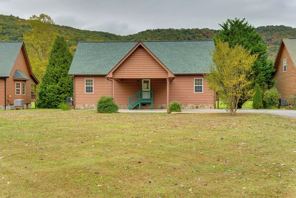 Interior - Hiawassee Riverfront Cabin: 7 Mi to Lake Chatuge! (Hiawassee)