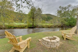Interior - Hiawassee Riverfront Cabin: 7 Mi to Lake Chatuge! (Hiawassee)