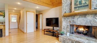 Hiawassee Riverfront Cabin: 7 Mi to Lake Chatuge!