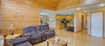 Hiawassee Riverfront Cabin: 7 Mi to Lake Chatuge!