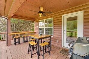 Interior - Hiawassee Riverfront Cabin: 7 Mi to Lake Chatuge! (Hiawassee)