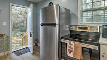 Apartemen (0 Bedroom) | Dapur pribadi | Microwave, oven, kompor, dan peralatan masak/sendok-piring