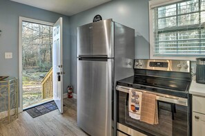 Apartment (0 Bedroom) | Private kitchen | Microwave, oven, stovetop, cookware/dishes/utensils - Atlanta Area Studio ~ 3 Mi to Gas South Arena! (Lawrenceville)