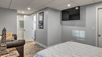 Ruang kerja ramah laptop dan seprai linen