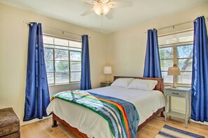 บ้านพัก (2 Bedrooms) | 2 ห้องนอน, โต๊ะทำงาน, พื้นที่ทำงานแบบใช้แล็ปท็อป, ผ้าปูที่นอน