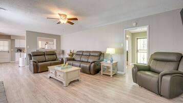 House (5 Bedrooms) | Interior