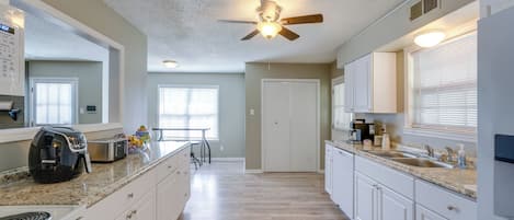 House (5 Bedrooms) | Interior