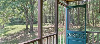 Cozy Pine Mountain Cabin w/ Screened Porch & Yard!