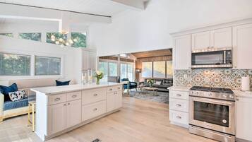 House (5 Bedrooms) | Interior