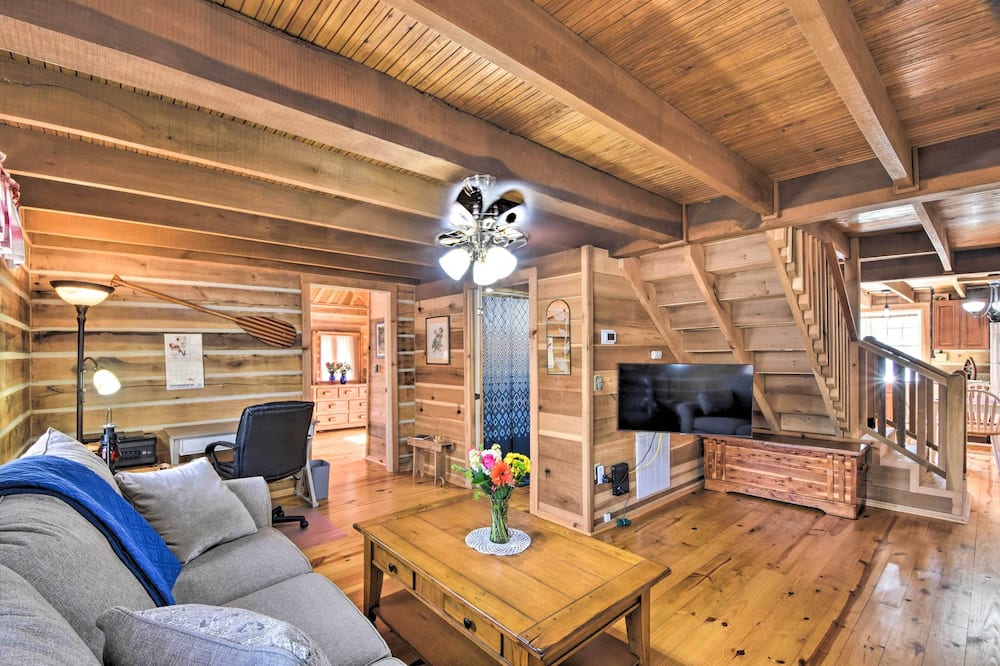 The Lake Place Cabin w/ Golf Cart & Free Kayaks! - Lavonia, GA