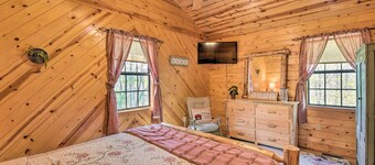 Cozy Hiawassee Cabin w/ Fire Pit & Mtn Views!